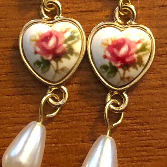 HP-Rose Heart Earrings w/Swarovski Crystal - Picture 3 of 6